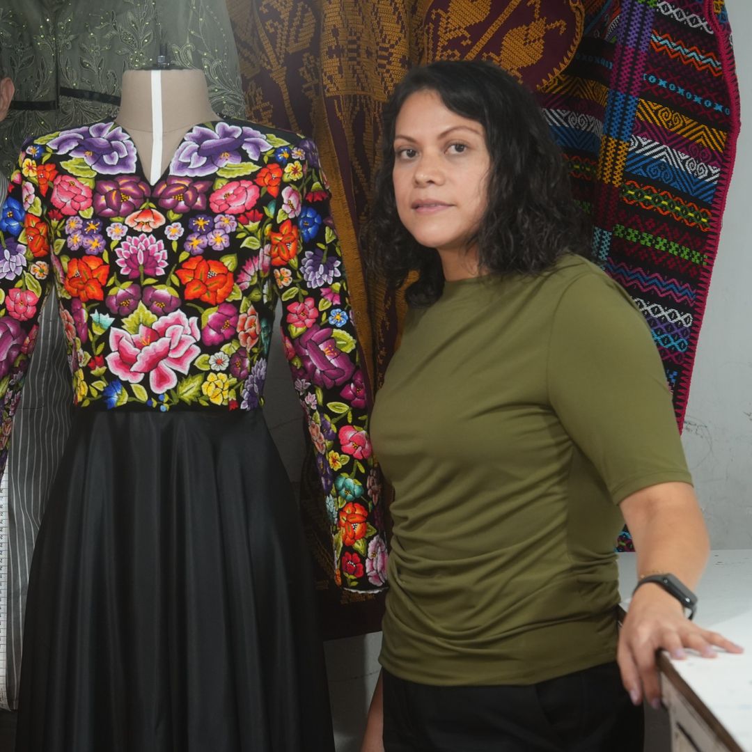 Diseñadoras muxes prueban vestido de la presidenta Sheinbaum